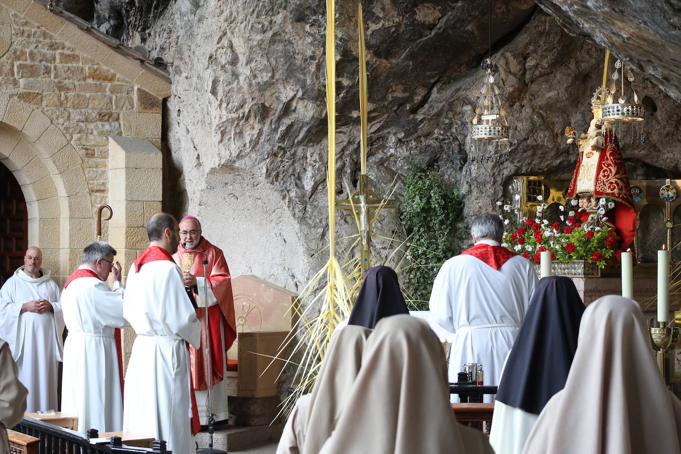 Una atípica misa de Domingo de Ramos en Covadonga