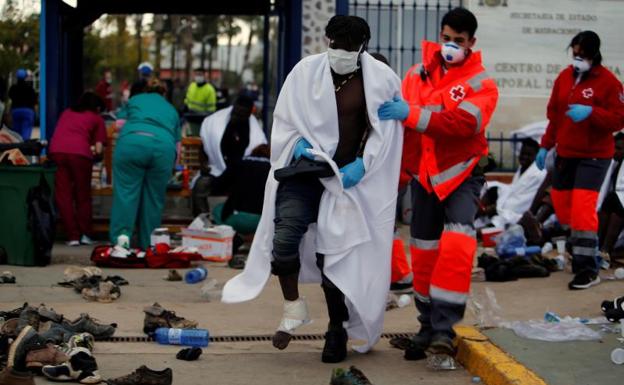 Medio centenar de migrantes entran en Melilla en un salto masivo a la valla