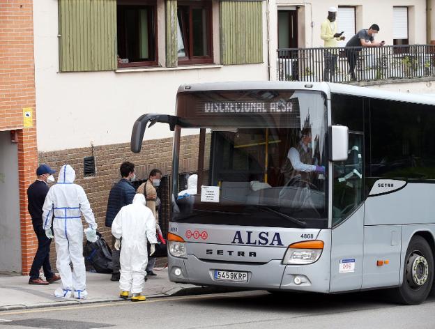 El albergue Cano Mata durante el traslado de personas sin hogar a Gijón el pasado 20 de marzo. / ALEX PIÑA