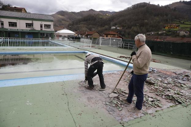«Será necesaria la ayuda de todos los vecinos para reabrir la piscina de Turón»