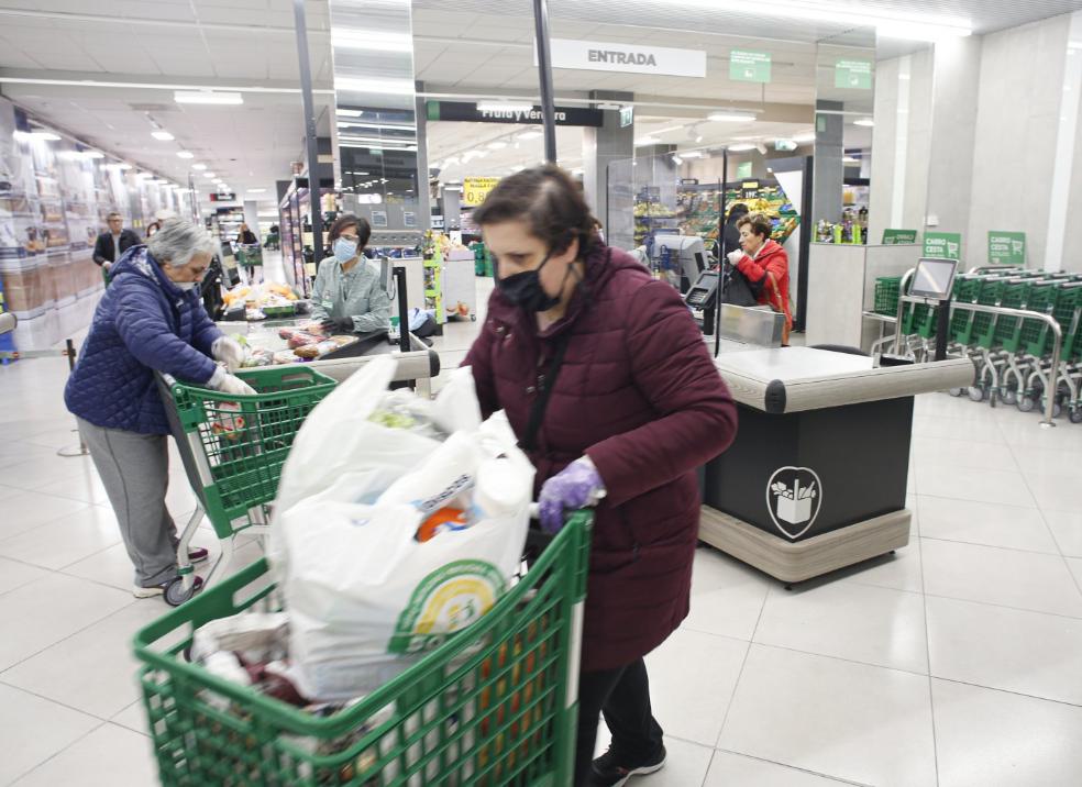 Coronavirus en Asturias | Carros llenos y largas colas para el encierro de Semana Santa