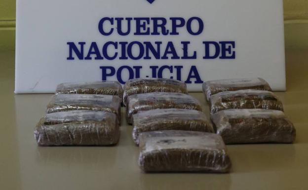 La Policía detiene en Oviedo a un joven que portaba tabletas de hachís en un taxi en pleno confinamiento