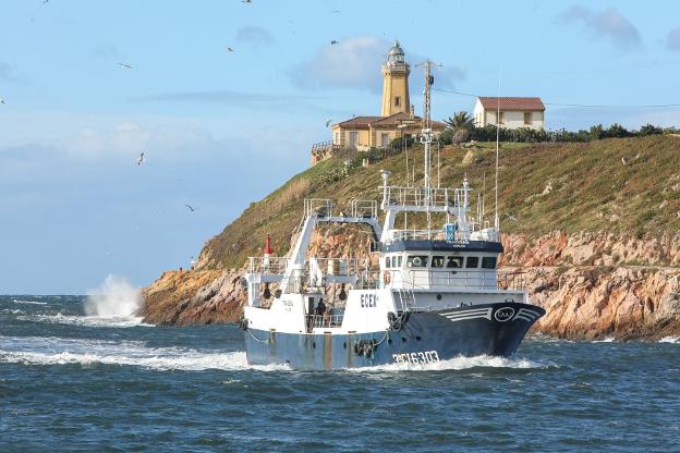 El plan de dragado de la ría contempla depositar el material cerca de Salinas