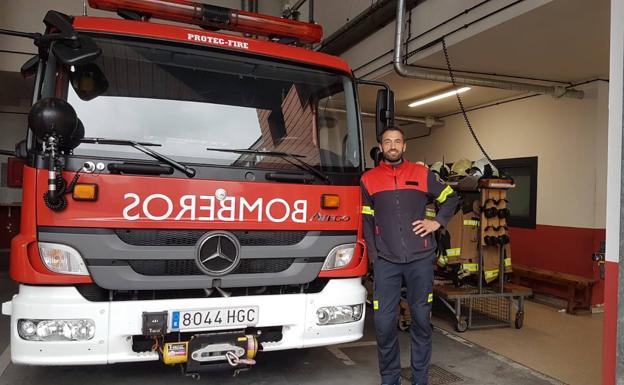 Walter Bouzán se enfunda de nuevo el uniforme de bombero tras superar el coronavirus