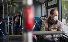 Un viajero, con mascarilla, en un autobús urbano./EP