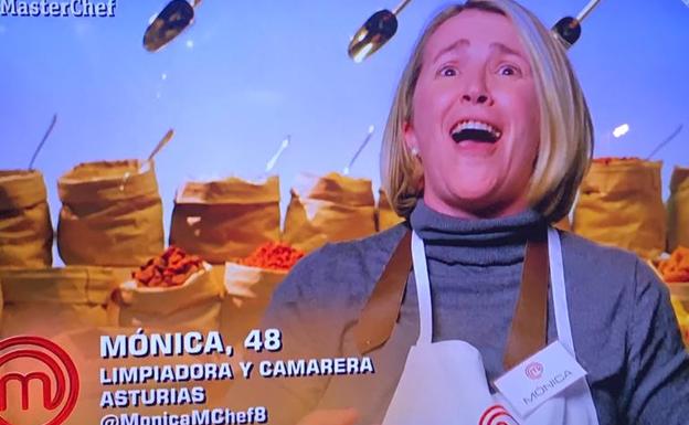 La ovetense Mónica debuta cocinando un pescado empanado