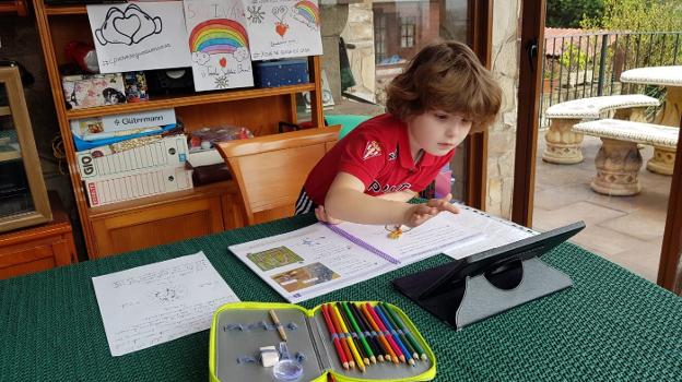 Cruz Roja apoyará a los directores de los colegios en el reparto de material informático