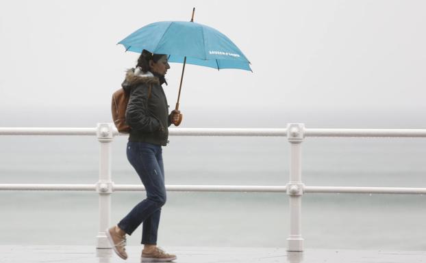 Sexto fin de semana de confinamiento marcado por la lluvia y el frío en Asturias
