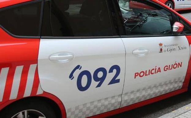 Coronavirus | Se salta el confinamiento en Gijón para tomar «unas copas» con unos amigos porque se aburría