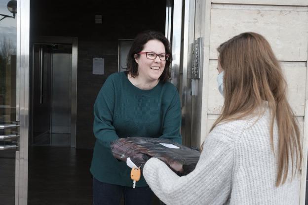 Empieza el reparto de material escolar e informático entre los alumnos gijoneses