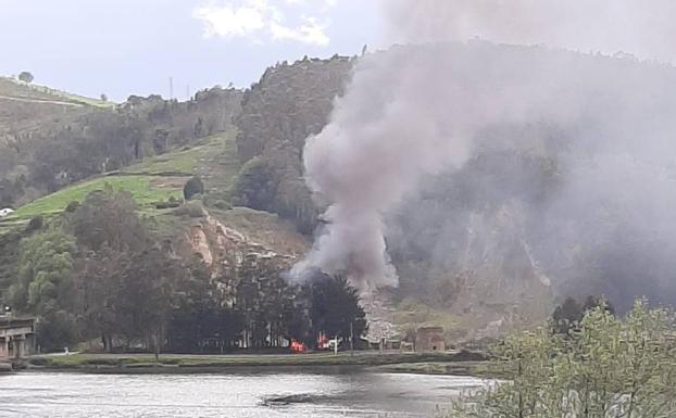 Arde la caseta de control de la cantera de Vegadeo