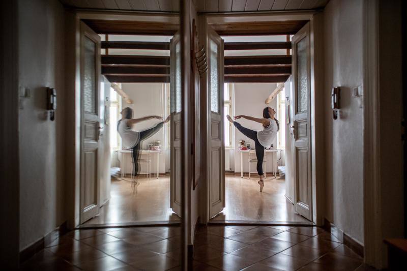 Así entrenan los bailarines del Ballet Checo durante el confinamiento