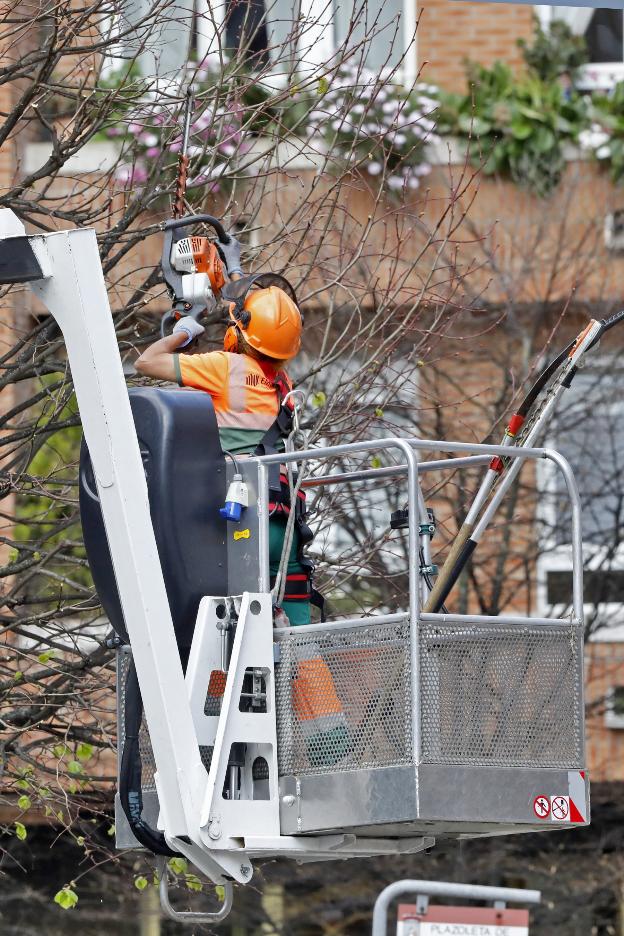 El Gobierno central permitirá a los ayuntamientos usar su superávit para la reconstrucción