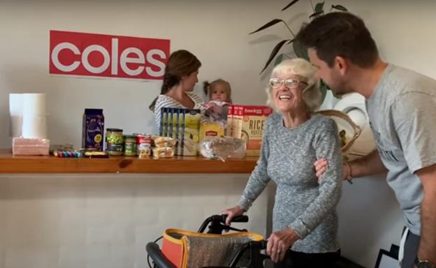 Montan un supermercado en casa para que su madre con alzhéimer pueda hacer la compra