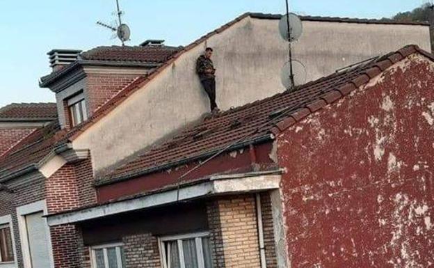Detenido por pasear por los tejados en El Entrego