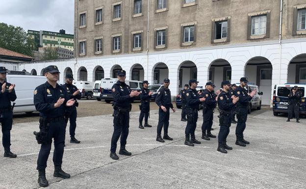 200 policías nacionales despiden al agente Ceferino Fernández con un minuto de silencio