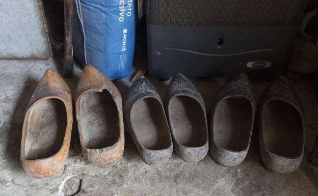 El Ayuntamiento de Burón (León) recomienda el uso de madreñas en las calles