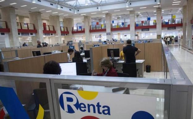 Declaración de la Renta | Hacienda refuerza el servicio de atención telefónica para hacer la declaración de la renta