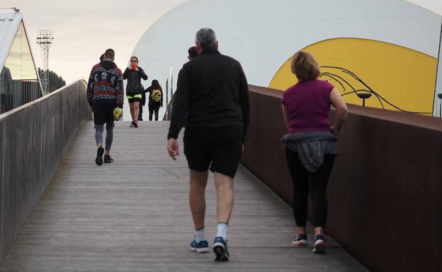 El deporte y los paseos llenan las calles y parques de Avilés