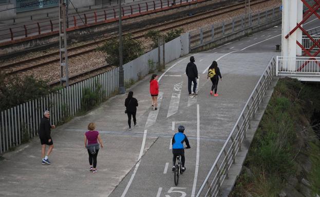 Los avilesinos abarrotan el parque Ferrera y el paseo de la ría