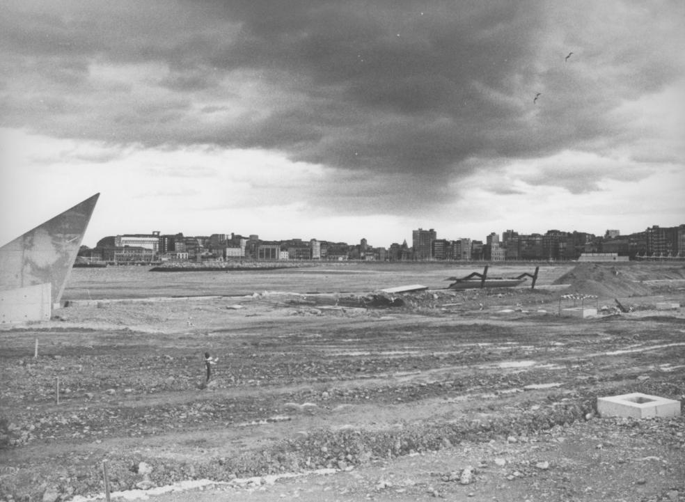 Un cuarto de siglo de la playa surgida de un pedreru