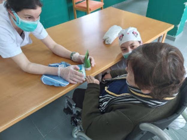 Personal y mayores de la residencia Villamil de Tapia celebran haber dado negativo