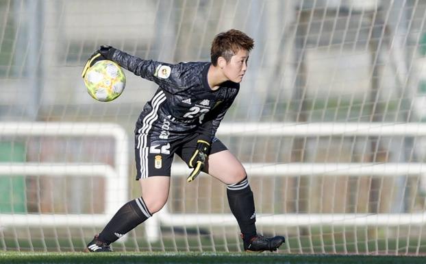 El Real Oviedo condena el racismo sufrido por su portera nipona, Kanae