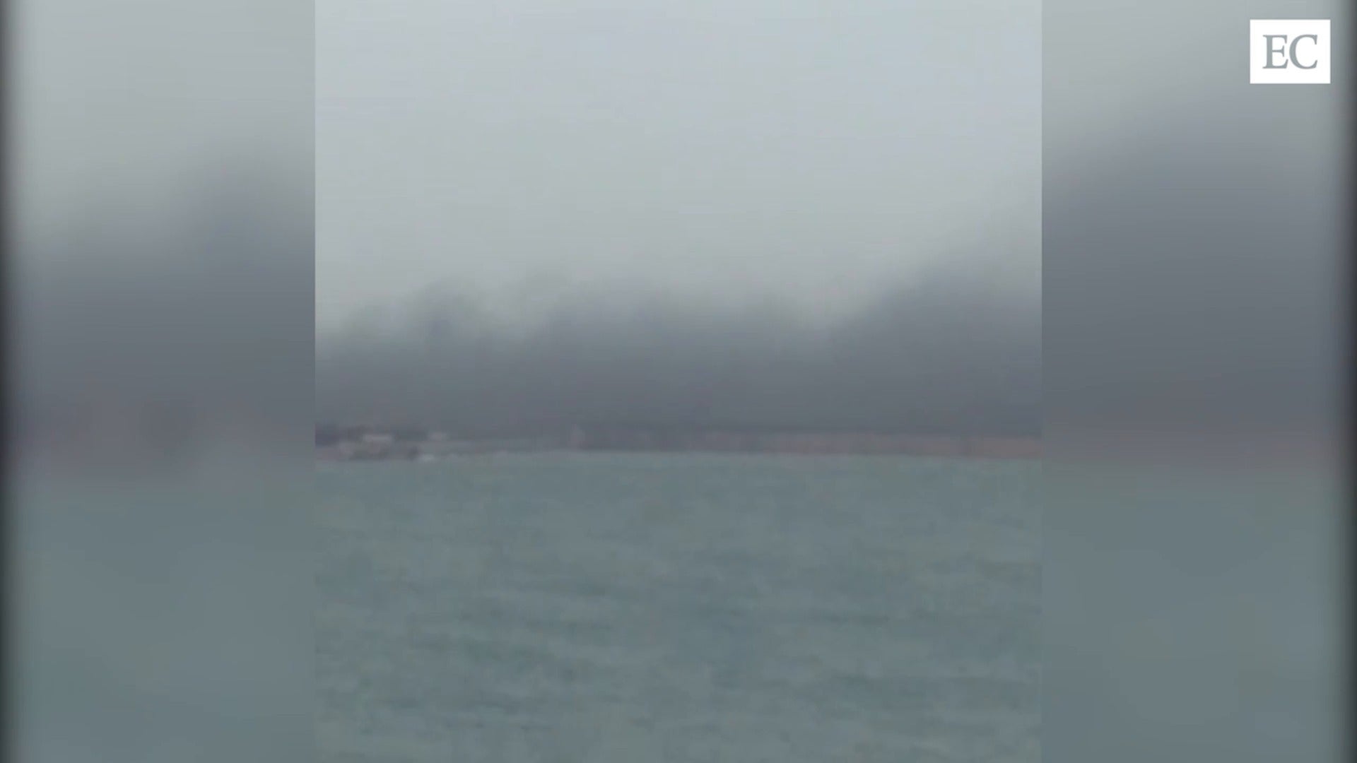 Grandes rachas de viento levantan nubes de carbón en El Musel