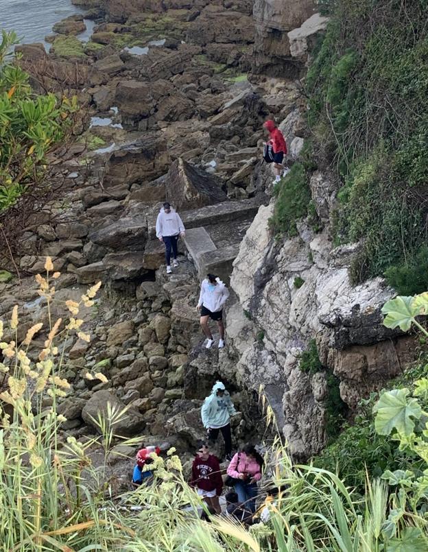 La Policía Local sanciona a varios jóvenes reunidos en las rocas de El Rinconín