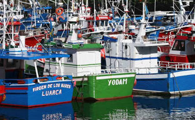 Un pesquero de Luarca se hunde en la ría de Cedeira, en A Coruña