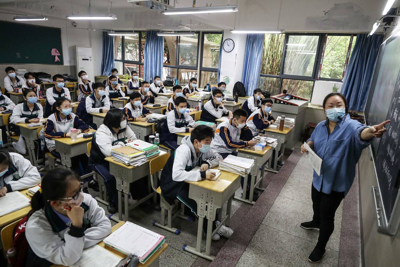 Los estudiantes de Wuhan vuelven a un instituto 'diferente'
