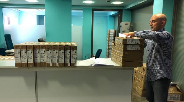 Asturiana de Zinc dona 250 ordenadores para su distribución entre los escolares