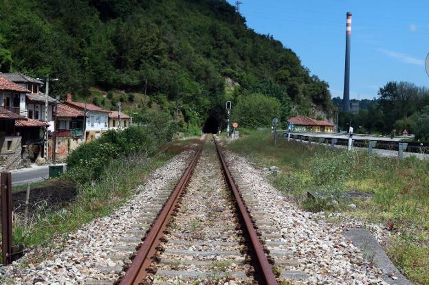 Proponen dar una segunda vida a la línea de tren entre Baíña y Trubia como senda verde