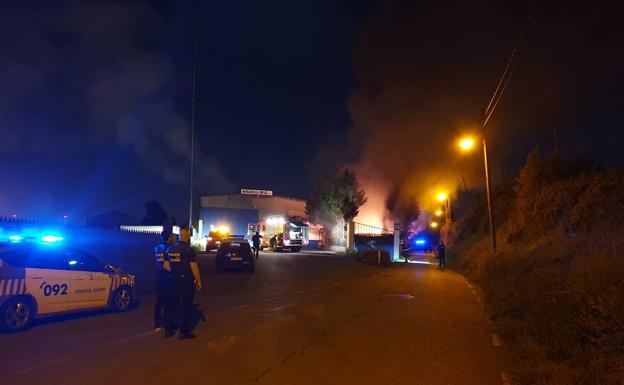 Un incendio calcina de madrugada la fábrica de Rótulos Gijón, en El Cerillero