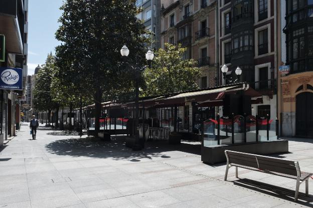 Los hosteleros gijoneses podrán duplicar la superficie para sus terrazas hasta septiembre de 2021