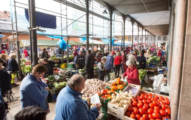 El mercado del lunes abrirá solo con zabarceras y sin venta ambulante en el entorno de El Muelle