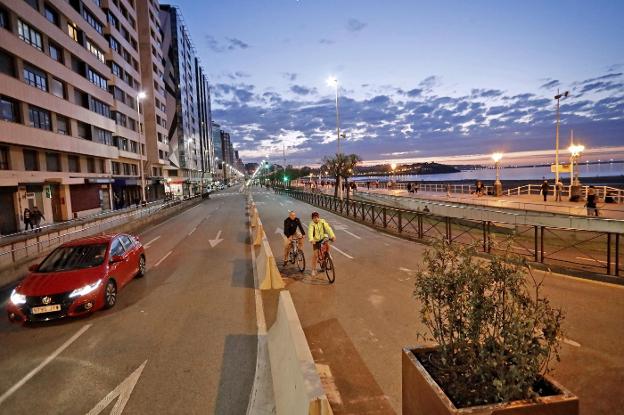 El Ayuntamiento de Gijón habilita en el Muro vías distintas para andar, correr e ir en bici
