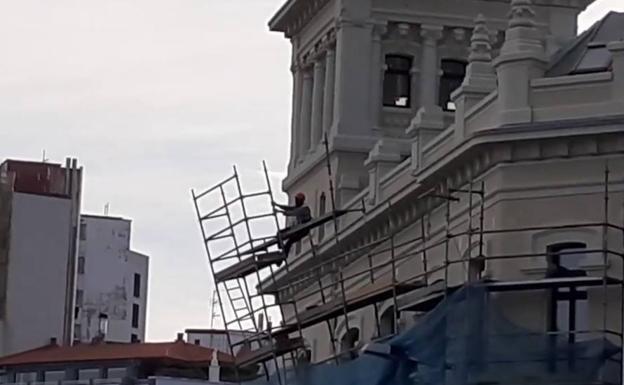 Un herido al desplomarse un andamio del antiguo Banco Urquijo de Gijón