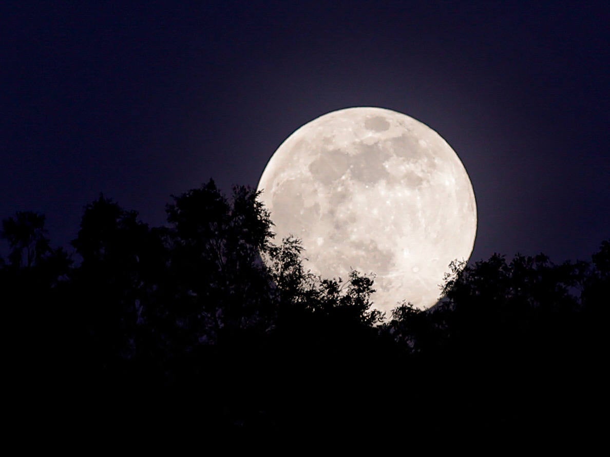 La 'superluna de las flores' ilumina una noche desierta