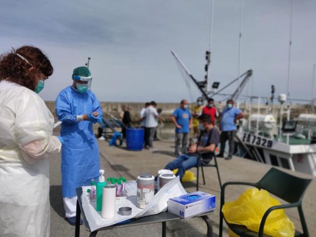 Pruebas PCR para marineros de dos barcos de Cudillero antes de salir a la costera