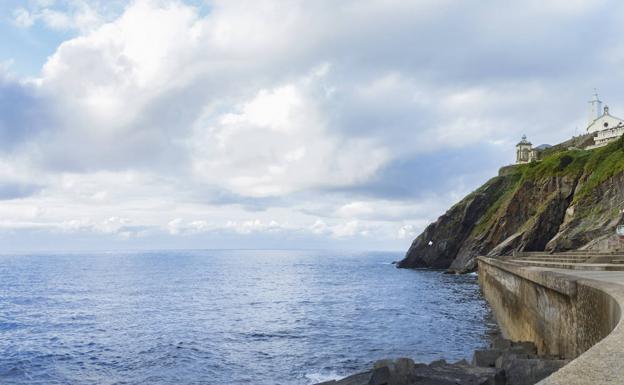 Hallan el cadáver de un hombre de 70 años flotando en el agua en Luarca