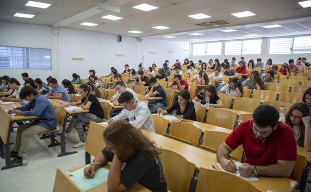 Educación apuesta por incorporar a las aulas en mayo solo a los alumnos que afrontan la EBAU
