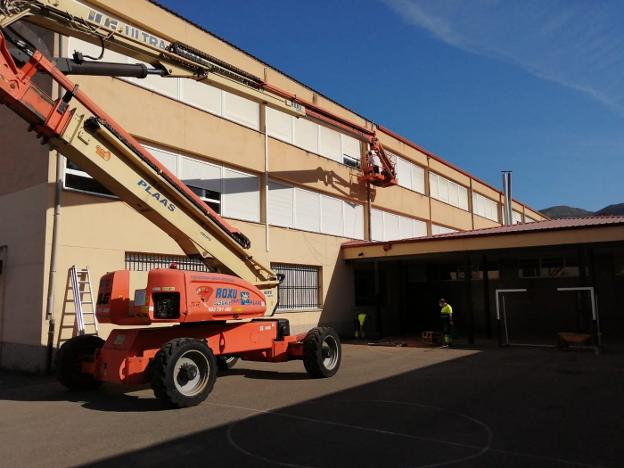 Parres renueva los canalones y bajantes del colegio Río Sella