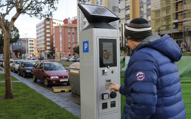 Gijón volverá a cobrar desde el viernes por el uso de la zona azul y por los billetes de autobús