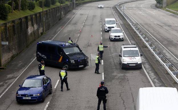 La Policía Nacional identifica a seis veinteañeros «borrachos» en la carretera del Naranco