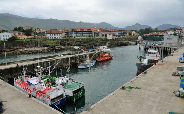 Rescatan a los tripulantes de un pesquero hundido frente a Llanes