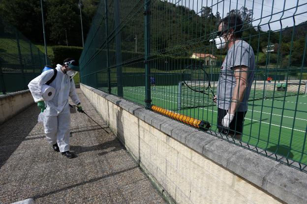 Los jugadores llenan las pistas de tenis del Centro Asturiano