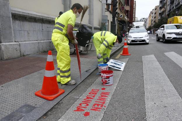 El Ayuntamiento de Oviedo regula la distancia de seguridad en los pasos de peatones