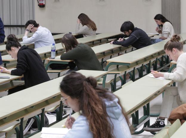 Casi 6.700 universitarios estrenan hoy la evaluación 'online' con 259 exámenes