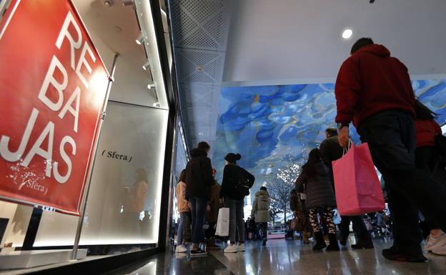 El Gobierno aclara: «Se prohíben las aglomeraciones, no las rebajas en tiendas físicas»